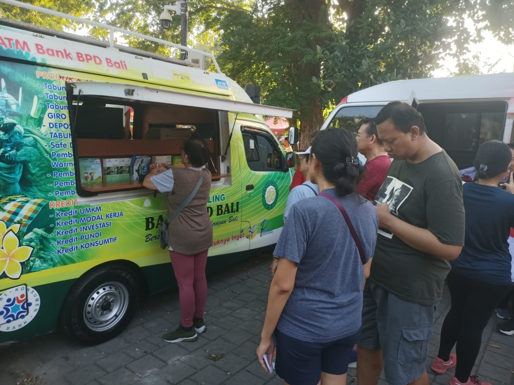 BAYAR PAJAK: Bapenda Kota Denpasar membuka loket pembayaran pajak PBB P2  di Car Free Day (CFD) Renon, Minggu, 4 Agustus 2024.
