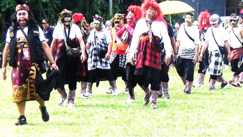TAMPIL BEDA : Peserta mengenakan pakaian celuluk saat gerak jalan inovatif di Tegallalang. (foto :Istimewa)