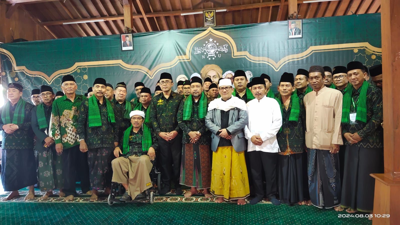 ISTIMEWA: Wali Kota Denpasar IGN Jaya Negara (tengah memakai seragam NU) foto berrsama pengurus PCNU Kota Denpasar, di Pendopo Joglo Khalifa Jalan Gunung Talang Denpasar, 3 Agutus 2024.