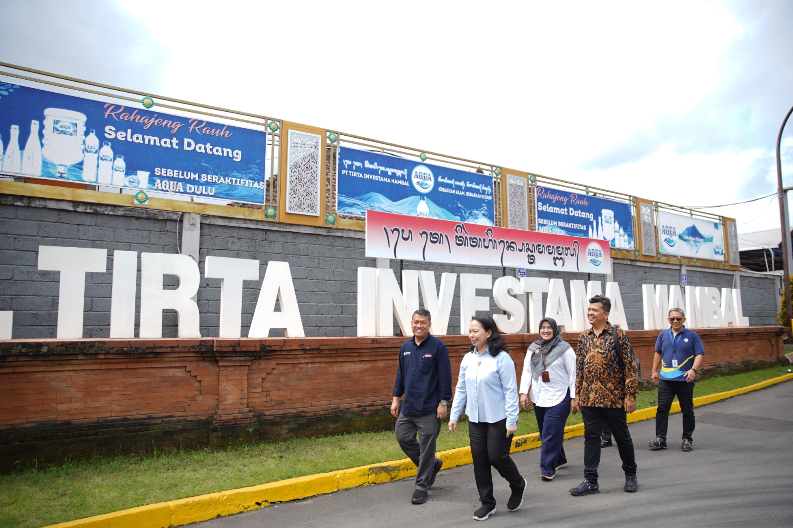 AQUA menerima kunjungan dari Kementerian Perindustrian, Kemendag, serta Kementerian LH dan Kehutanan di Pabrik AQUA, Mambal, Bali, Rabu (31/7/2024).