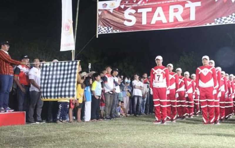 SEMANGAT AGUSTUSAN : Suasana lomba gerak jalan 45 Km pada tahun 2022 lalu. Kini untuk memeriahkan kembali, unsur TNI/Polri dilibatkan.(francelino junior)