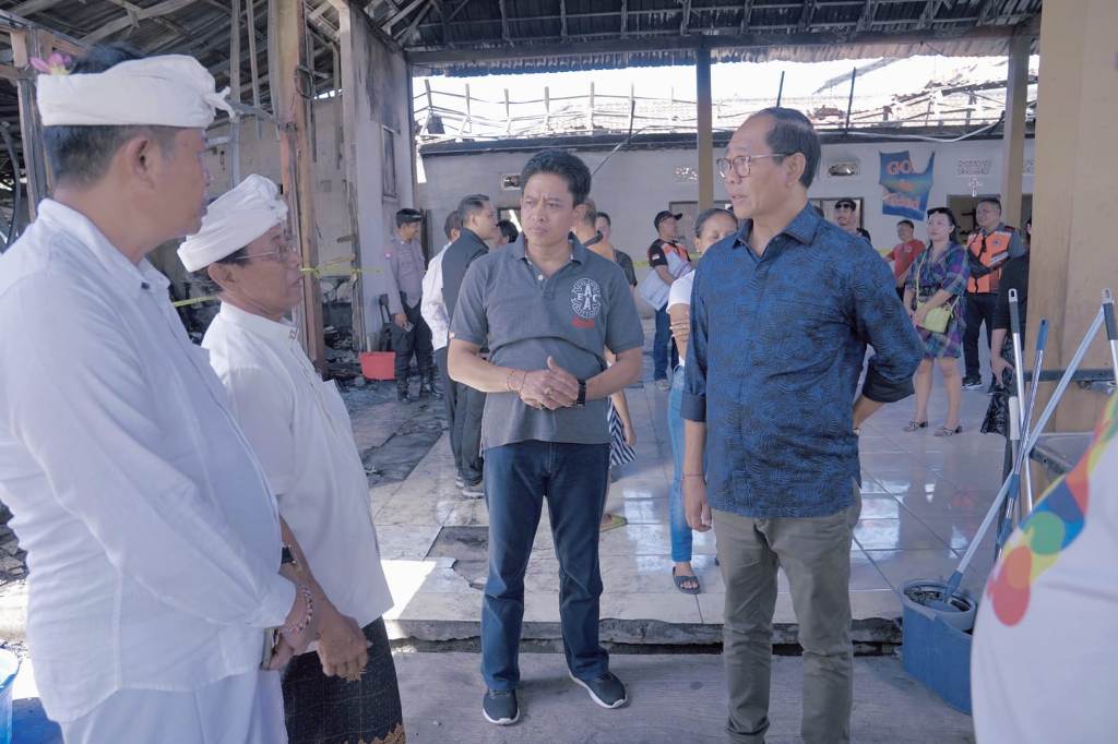 MENINJAU: Wakil Bupati Badung I Ketut Suiasa, meninjau Yayasan Asih, Panti Asuhan Wisma  Anak Harapan, Jalan Anom, No. 2 Untal-Untal, Dalung, pasca kebakaran, Minggu 4 Agustus 2024.