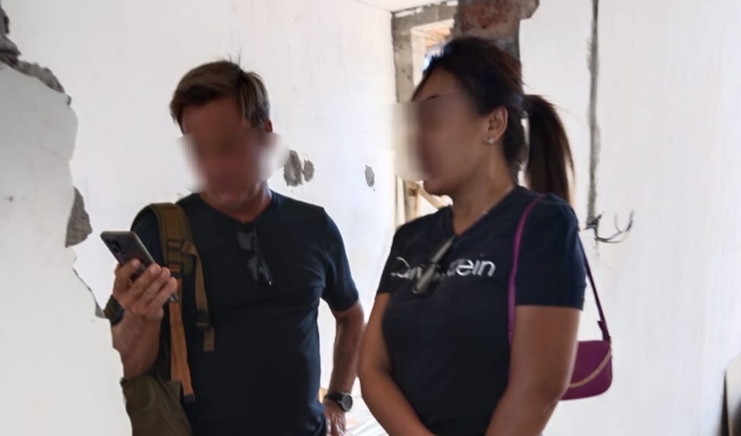 BERSEKONGKOL: Leigh Mc Cullagh bersama istri yang merupakan Warga Negara Indonesia (WNI) yakni Widiyatusolihan