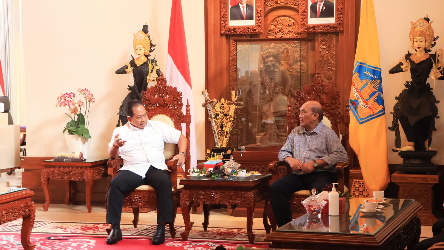 KESELAMATAN: Ketua KNKT, Soerjanto Tjahjono bertemu dengan Pj Gubernur Bali Sang Made Mahendra Jaya membahas keselamatan penerbangan pasca-insiden helikopter terlilit tali layangan di rumjab