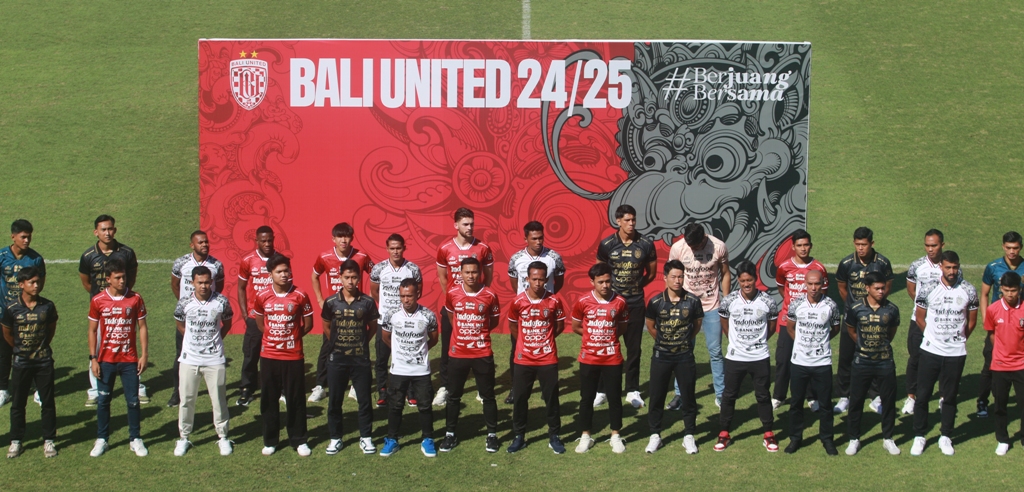 LAUNCHING: Pemain Bali United saat launching skuad dan jersey terbarunya di Stadion Kapten I Wayan Dipta, Gianyar, Minggu, 4 Agustus 2024.