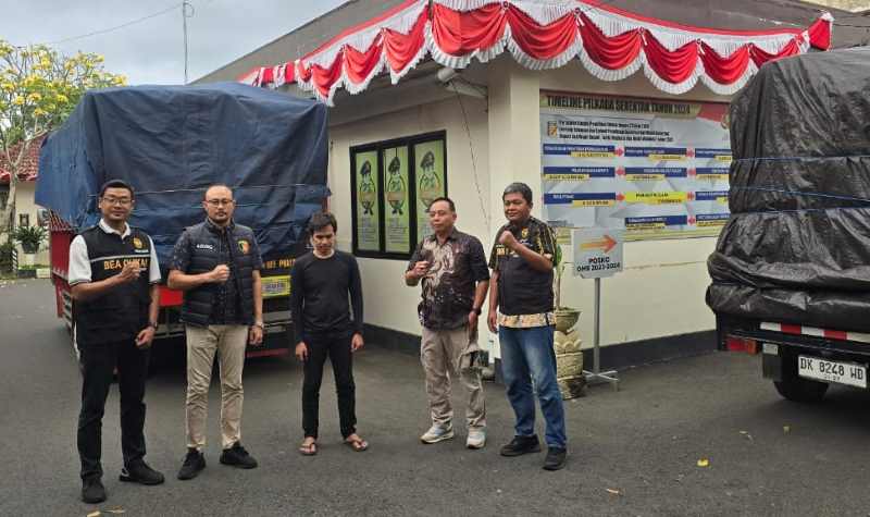 KETAHUAN PETUGAS : Terlapor dan dua kendaraan yang membawa rokok diamankan . (foto:polres jembrana)