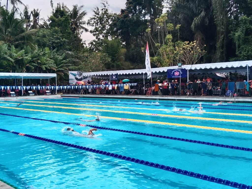 SELAM: Para peserta saat mengikuti kejuaraan KONI Badung Sport Tourism (KBST) Cabor Selam di Kolam Renang Tirta Harum Blahkiuh, Abiansemal, Badung.