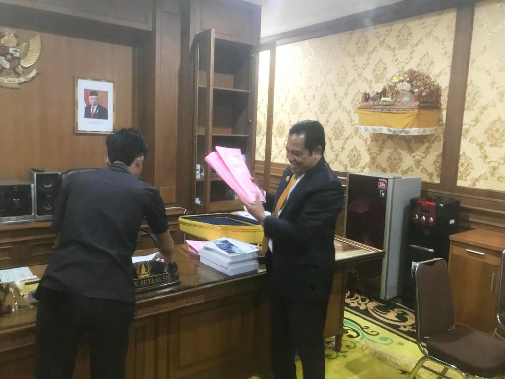 KEMAS-KEMAS: Anggota DPRD Badung Wayan Suyasa mengemas barang-barangnya pasca pensiun sebagai anggota Dewan Badung, Senin 5 Agustus 2024.