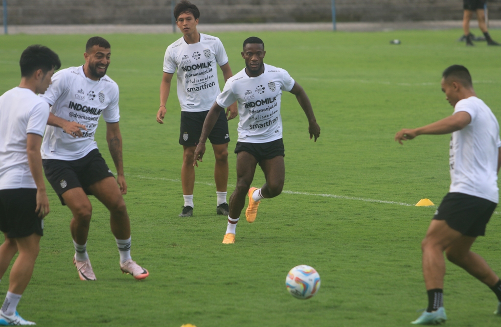 LATIHAN: Privat Mbarga dkk saat latihan di  Bali United Training Centre, Pantai Purnama Gianyar, 25 Juli 2024.