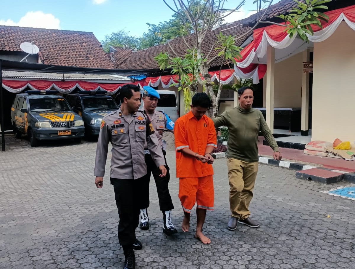 NEKAT: Mohamad Faisol saat dikeler oleh kepolisian Polsek Denpasar Utara