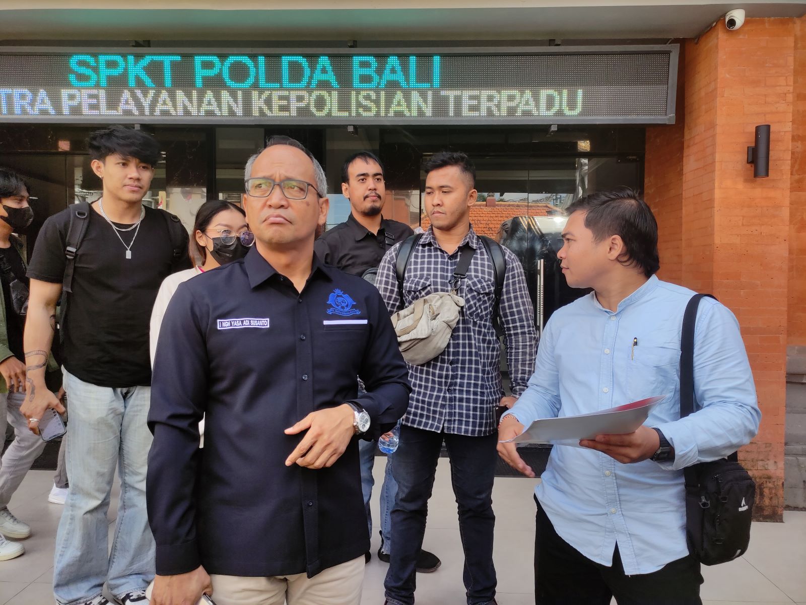 PENIPUAN: I Nengah Yasa Adi Susanto selaku direksi PT Ratu Oceania Raya saat mendampingi para korban membuat laporan di SPKT Polda Bali