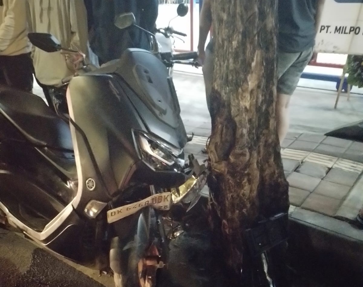 DI TKP: Sepeda Motor NMAX yang ringsek berat setlah hantam pohon perindang di Kuta