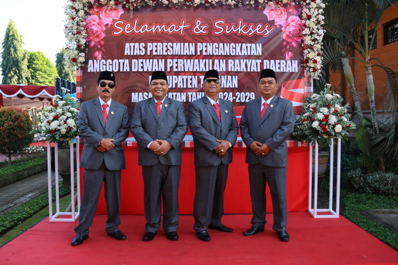 WAKIL RAKYAT: Dari kiri) Empat kader Golkar Tabanan I Ketut Budi Adnyana, I Made Asta Dharma, I Wayan Gindera dan I Nyoman Wirama Putra yang dilantik sebagai anggota DPRD Tabanan periode 2024-2029.