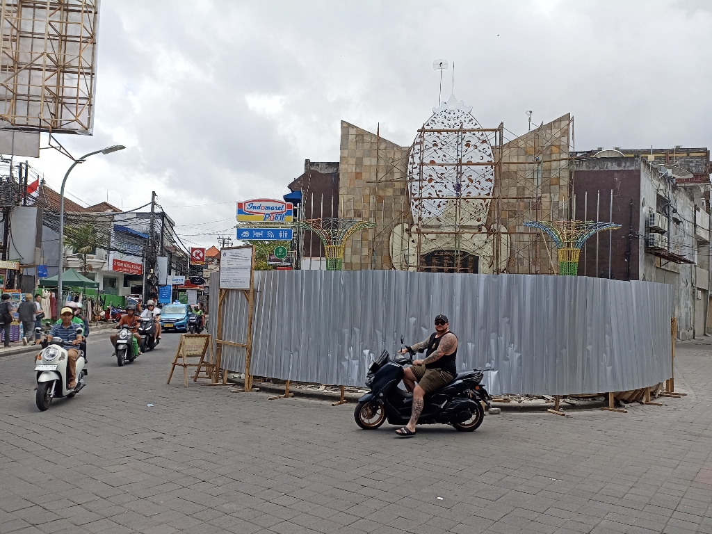 BERSOLEK: Menjelang peringatan, areal Tugu Peringatan Kemanusiaan Bom Bali dilakukan perbaikan.