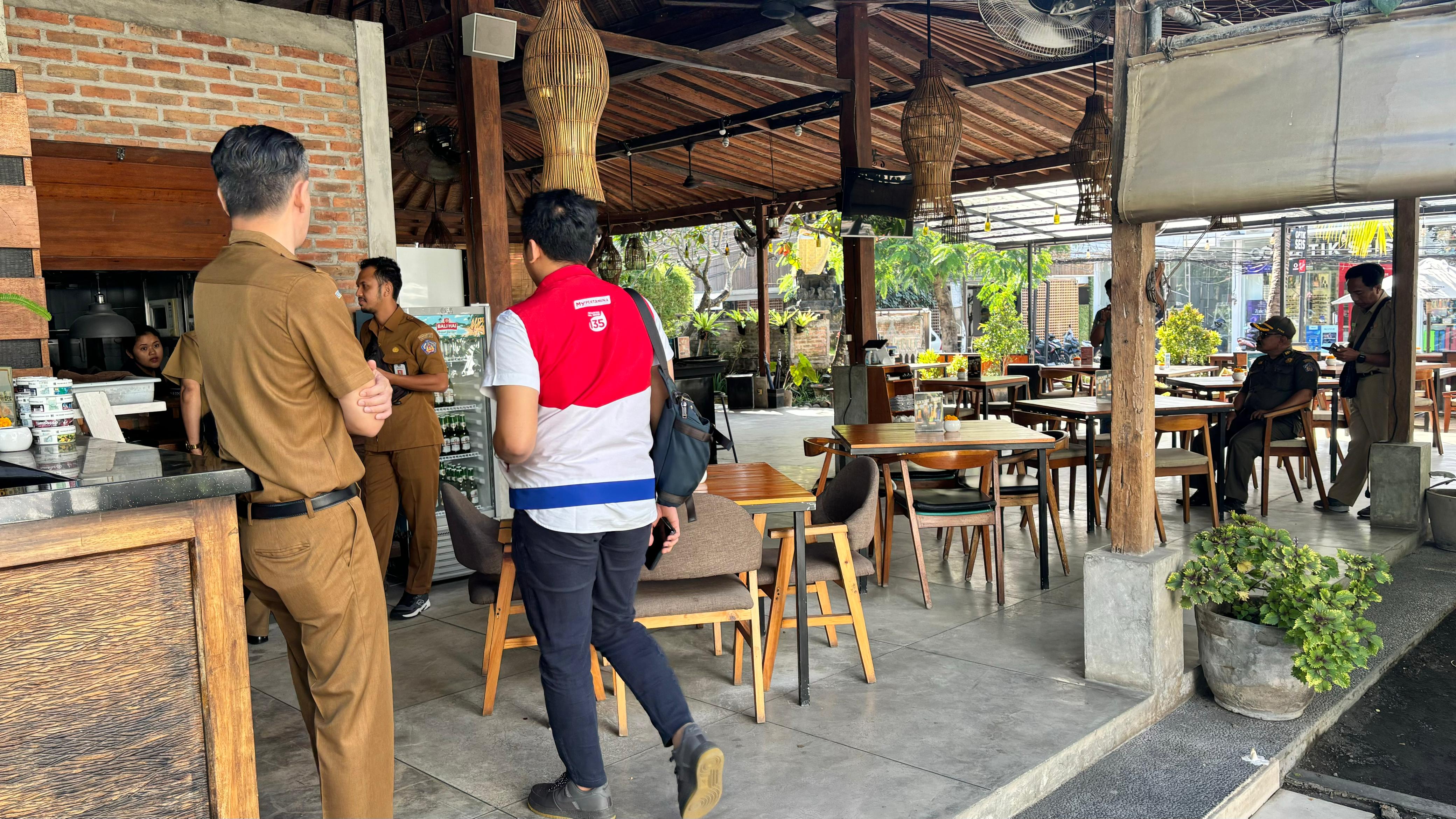 Pertamina dan Disperindag mengecek penggunaan LPG Non Subsidi di Hotel Restaurant dan Kafe di Kab Badung