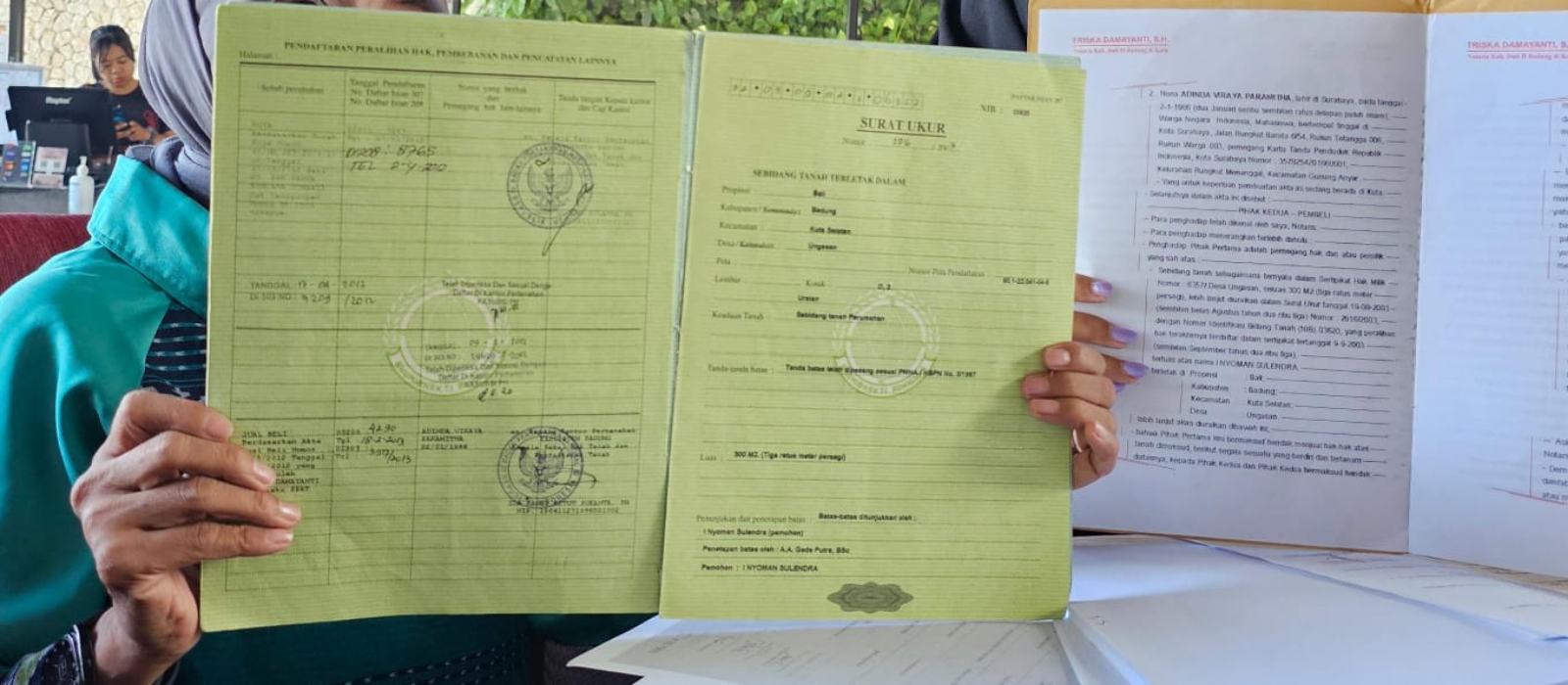 BEBER BUKTI: Sertifikat Villa Casablanca milik Adinda Viraya Paramitha yang ditunjukkan pemilik, Rabu (7/8/2024). (Novi Febriani/Radar Bali)