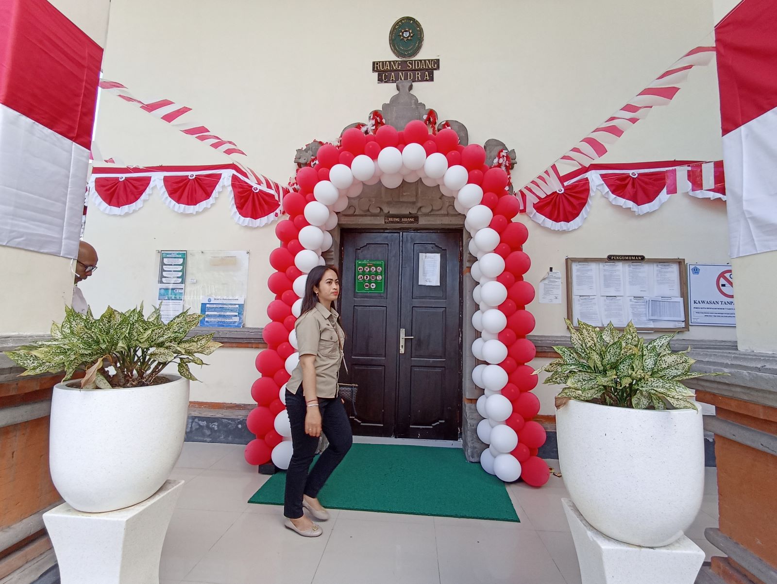 SEMARAK: Suasana di setiap ruang sidang PN Denpasar penuh dengan hiasan merah putih menjelang HUT RI ke-79 tahun 2024 ini.