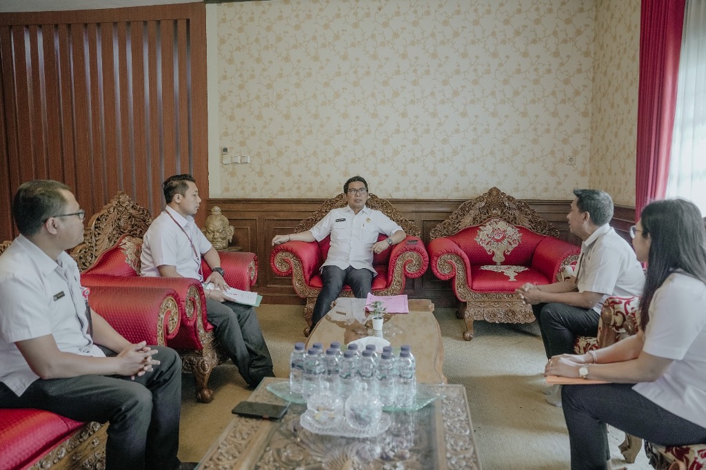 TINDAK LANJUT: Sekda Badung, Wayan Adi Arnawa melakukan rapat koordinasi terkait tindak lanjut kebakaran Panti Asuhan Wisma Anak Harapan Dalung, Rabu, 7 Agustus 2024 di Rumah Jabatan Sekda Badung.