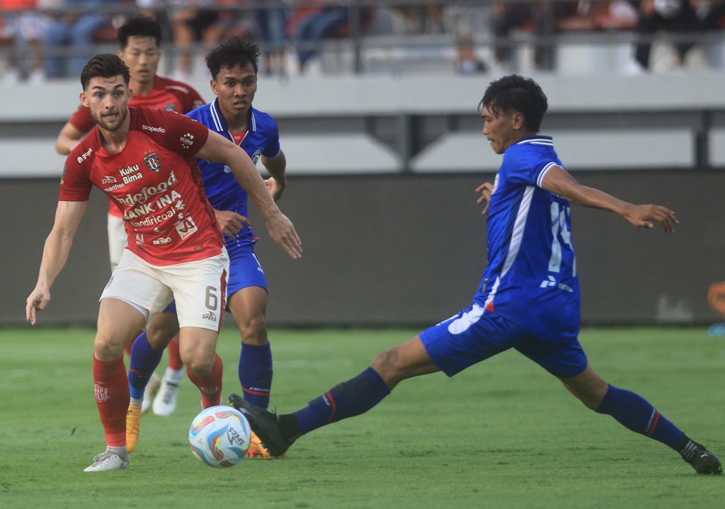 TANDING: Brandon James Wilson (kiri) saat Bali United lawan Arema di Piala Presiden di Stadion Kapten I Wayan Dipta.