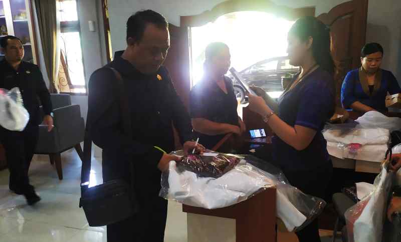 AMBIL BAJU SERAGAM JATAH : Sejumlah anggota dewan mengambil pakaian adat yang semestinya digunakan pada saat pelantikan. (m.basir/radar bali)