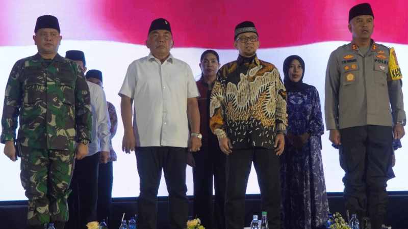 SERUKAN PEMILU DAMAI: Bupati Jembrana I Nengah Tamba (dua dari kiri) Ustadz Wijayanto dan Kapolres Jembrana, saat doa Akbar Jembrana untuk pilkada Damai,(6/8/2024) malam.(humas pemkab jembrana)
