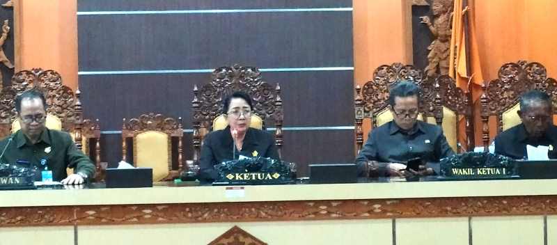 SAMPAIKAN KABAR PENGUNDURAN DIRI : Rapat paripurna dewan mengumumkan pengunduran diri Ipat, sekaligus paripurna terakhir DPRD periode 2019-2024.(foto: m.basir/radar bali)