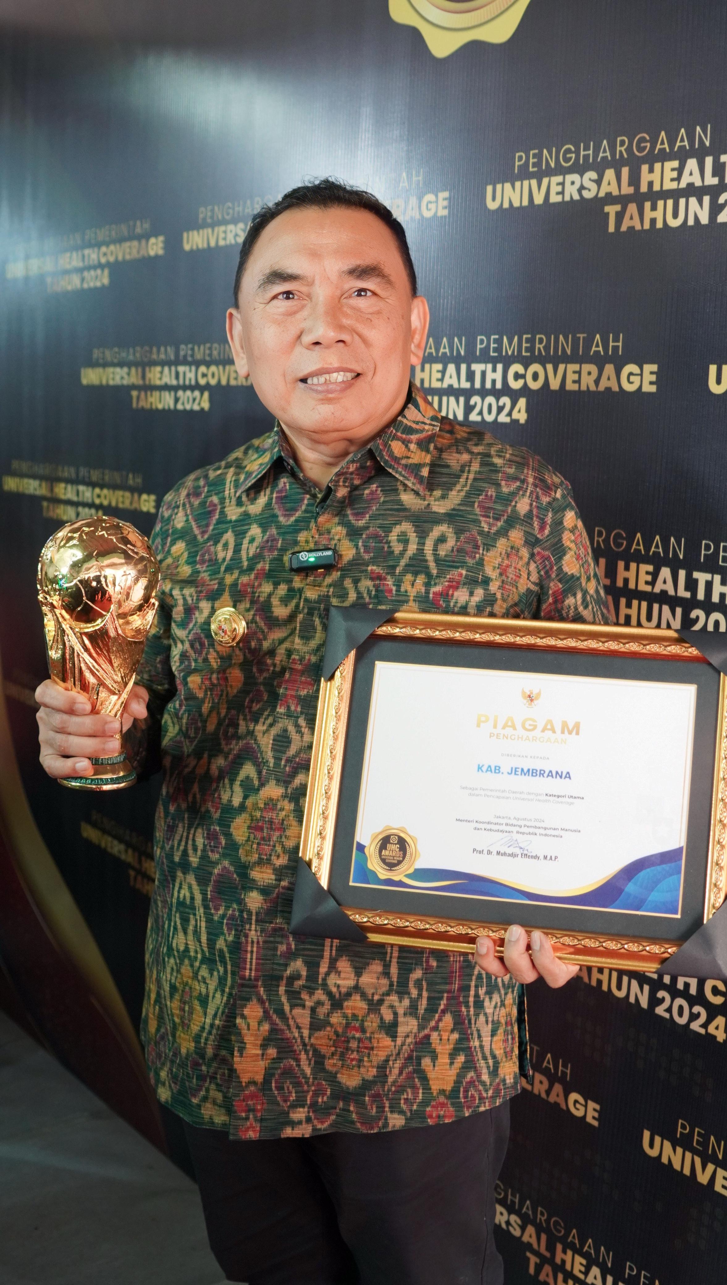 Bupati Jembrana I Nengah Tamba, menerima penghargaan kategori utama dalam pencapaian Universal Health Coverage (UHC).