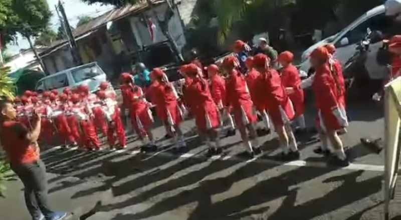 BIKIN KRODIT JALAN RAYA : Tangkapan layar suasana kemacetan di Jalan Gajah Mada, Singaraja,  saat pelaksanaan lomba gerak jalan 8 Km tingkat SD di Buleleng. (istimewa)