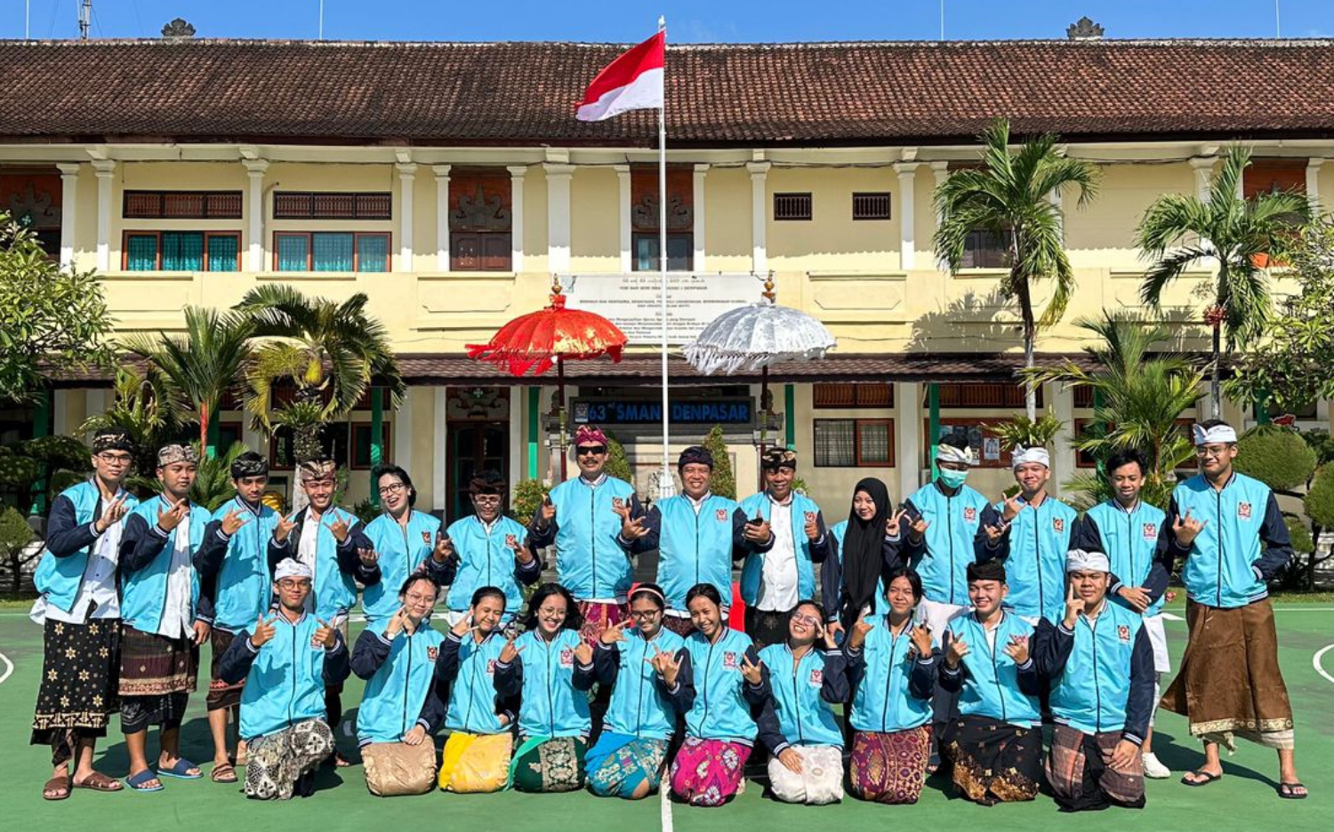 SELAMAT ULANG TAHUN: Kepala SMA Negeri 1 Denpasar, M. Rida, S.Pd., M.Pd. (tengah belakang) bersama guru dan siswa.