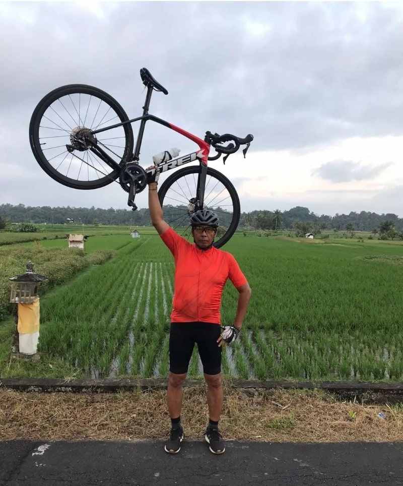 GEMAR BEROLAHRAGA : Prof . Antara dikenal sebagai penghobi sepeda dan penyuka  anggrek. (foto: istimewa/ Instagram)