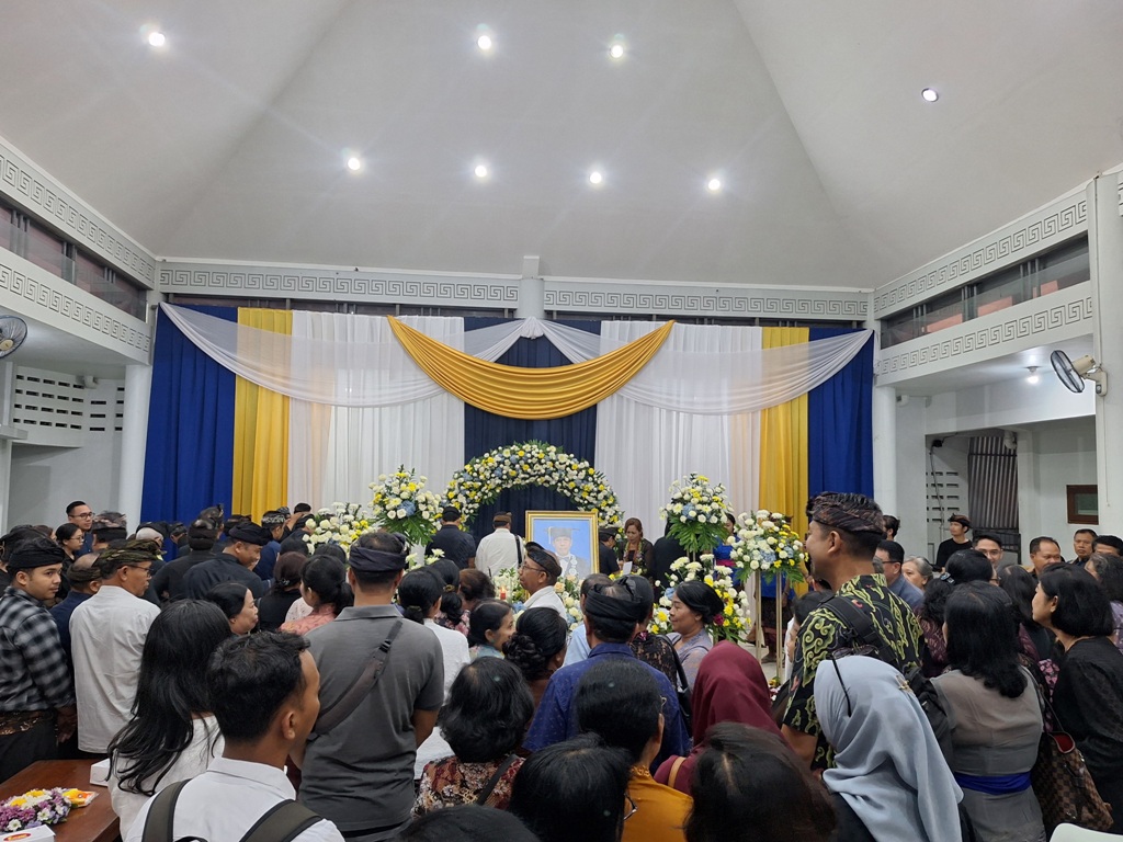 PENGHORMATAN: Civitas akademika Unud saat memberikan penghormatan terakhir kepada almarhum Prof. Antara di Rumah Duka Kertha Semadi, Denpasar, Jumat 9 Agustus 2024.