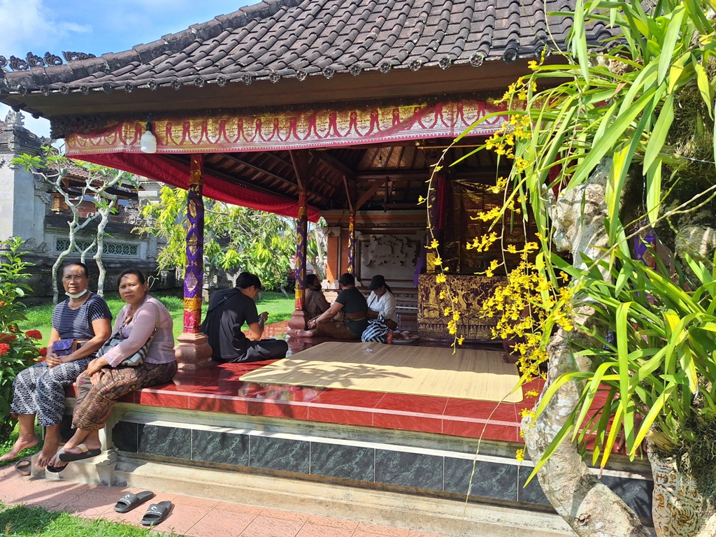 RUMAH DUKA: Suasana balai adat di rumah duka Prof. Antara, Banjar Tengah Kaler, Desa Gulingan, Kecamatan Mengwi, Badung, Kamis 8 Agustus 2024.