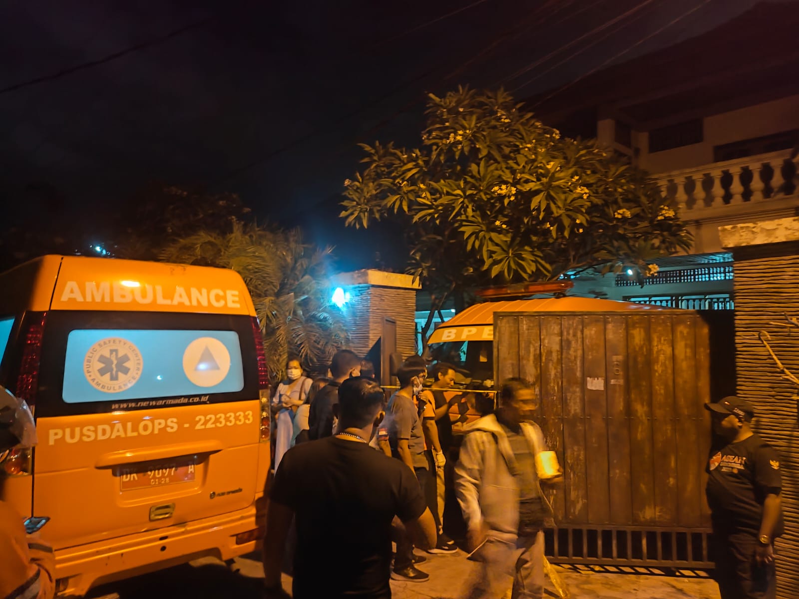 GEGER: Rumah mantan Bupati Jembrana periode 1980-1990 Ida Bagus Ardana di jalan Gurita Denpasar. Diduga meninggal membusuk bersama istri dalam rumah.