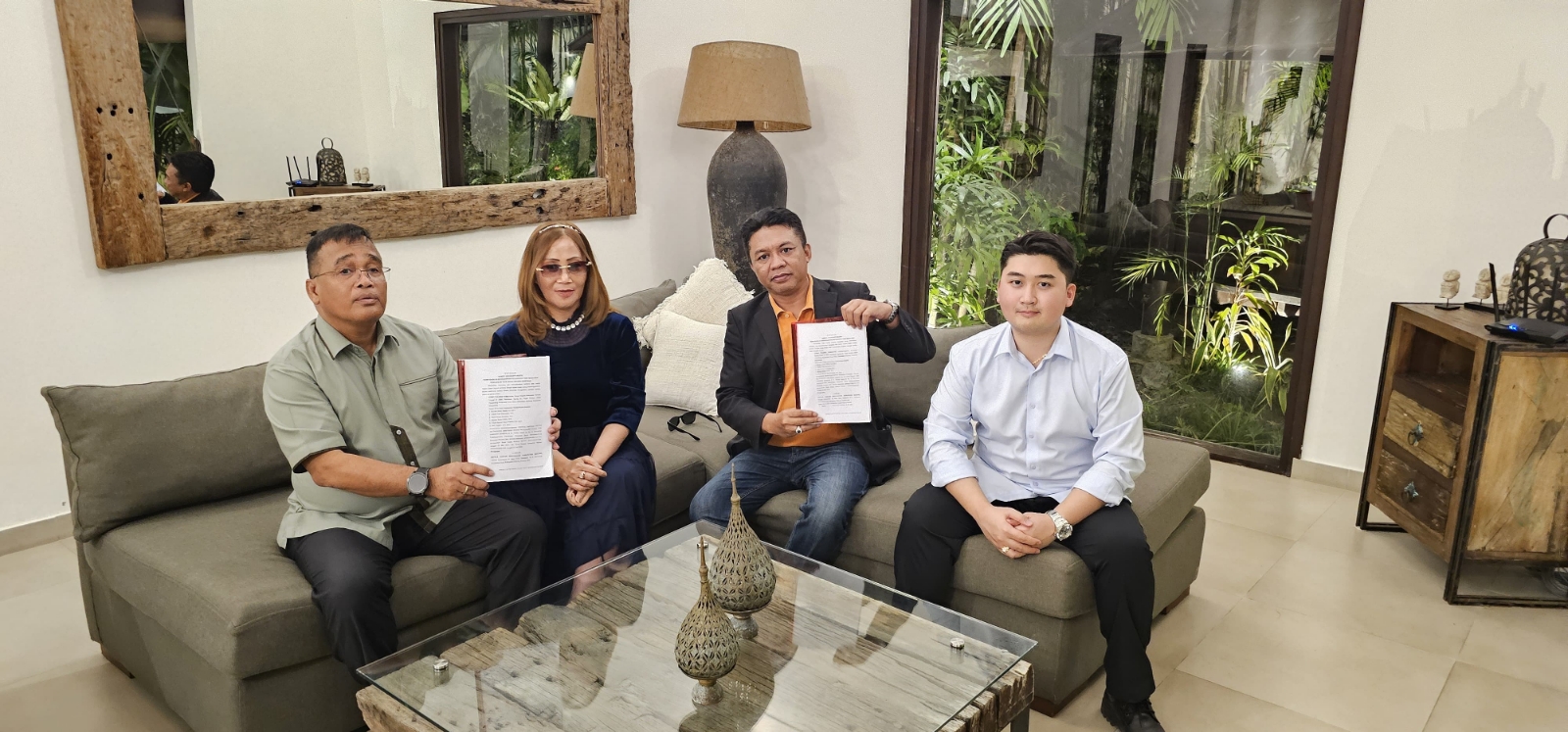 BERI KETERANGAN: Lenny Yuliana Tombokan didampingi Kuasa Hukum I Made Yudi Darmawan, SH. Jidian Siagian, SH, MH dan kawan-kawan, Sabtu (10/8/2024). (Andre Sulla/Radar Bali)