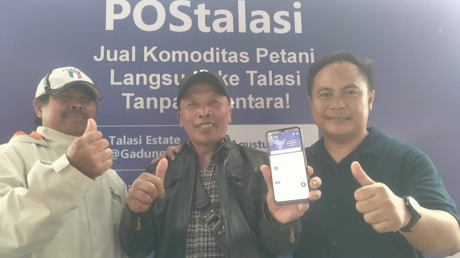TUNJUKKAN APLIKASI : Salah seorang petani kopi asal Desa Padangan, Pupuan, I Nyoman Kasim (Tengah) sedang menunjukkan aplikasi platform digital POStalasi yang digunakan. (foto:juliadi/radar bali)