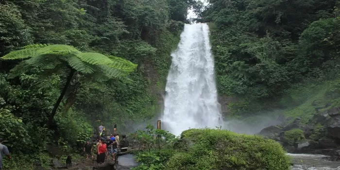 SALAH SATU ANDALAN : Objek wisata air terjun Gitgit, Buleleng, memakai system e-ticketing. (dok.radar bali)