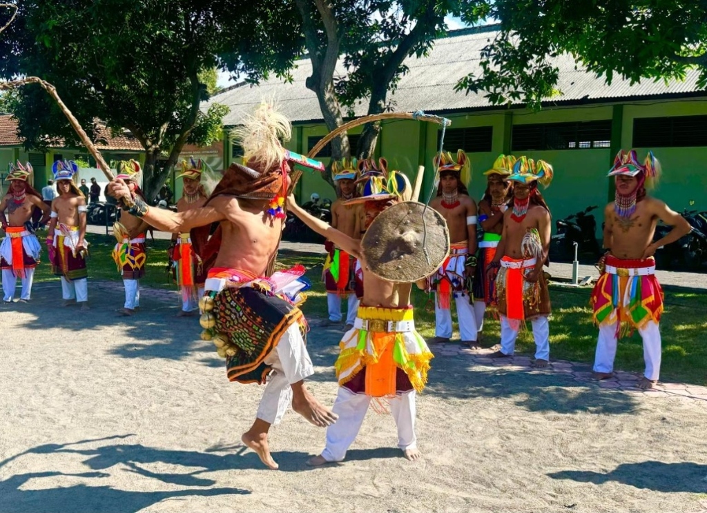 PENTAS SENI: Para pria yang menjadi pelakon dalam Tari Caci di lapangan Paldam IX/ Udayana, Kepaon Denpasar Selatan, Minggu 11 Agustus 2024.