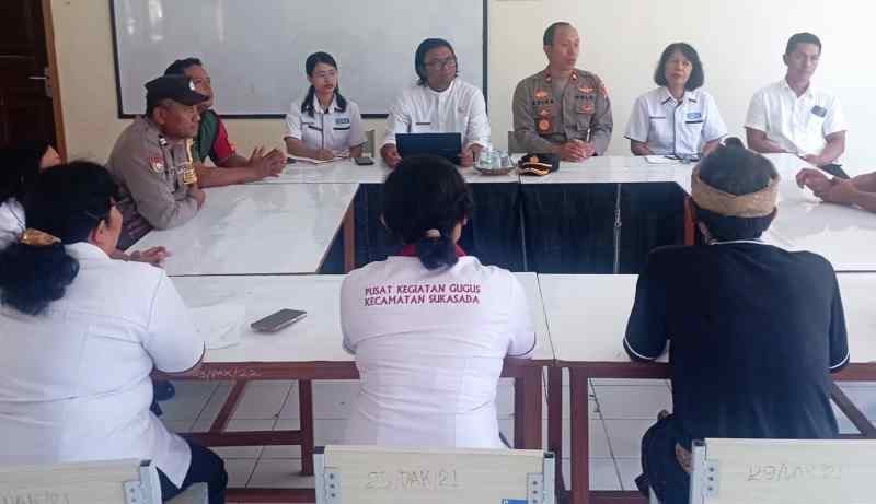 DIMEDIASI: Mediasi Polsek Sukasada dengan sekolah, orang tua, dan anak yang terlibat perkelahian viral. Mereka pun sudah berdamai.(istimewa)