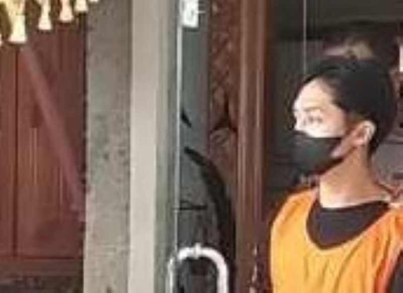 SEMPAT  GANTI  PENGACARA : Jero Dasaran Alit saat pelimpahan berkas perkara. (dok.radar bali)