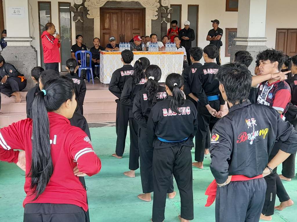 MONEV: Suasana Monev KONI Badung dalam pelatihan Silat Badung di halaman depan GOR Purna Krida Kerobokan.