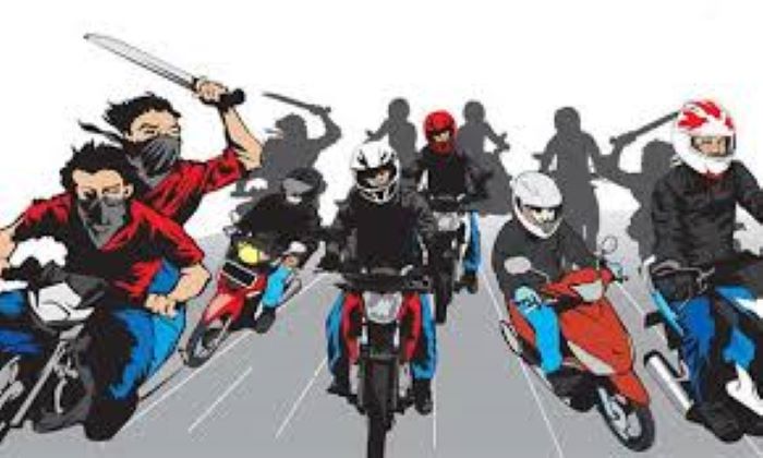 BERBAHAYA: Ilustrasi pemotor bawa sajam di jalanan. Polisi rampas dan tilang puluhan motor