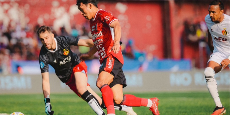 DOMINAN: Gelandang serang Bali United, Mitsuru Maruoka tampil dominan di babak pertama lawan Persik Kediri di Stadion Brawijaya, Kediri, Jawa Timur, Minggu 11 Agustus 2024.