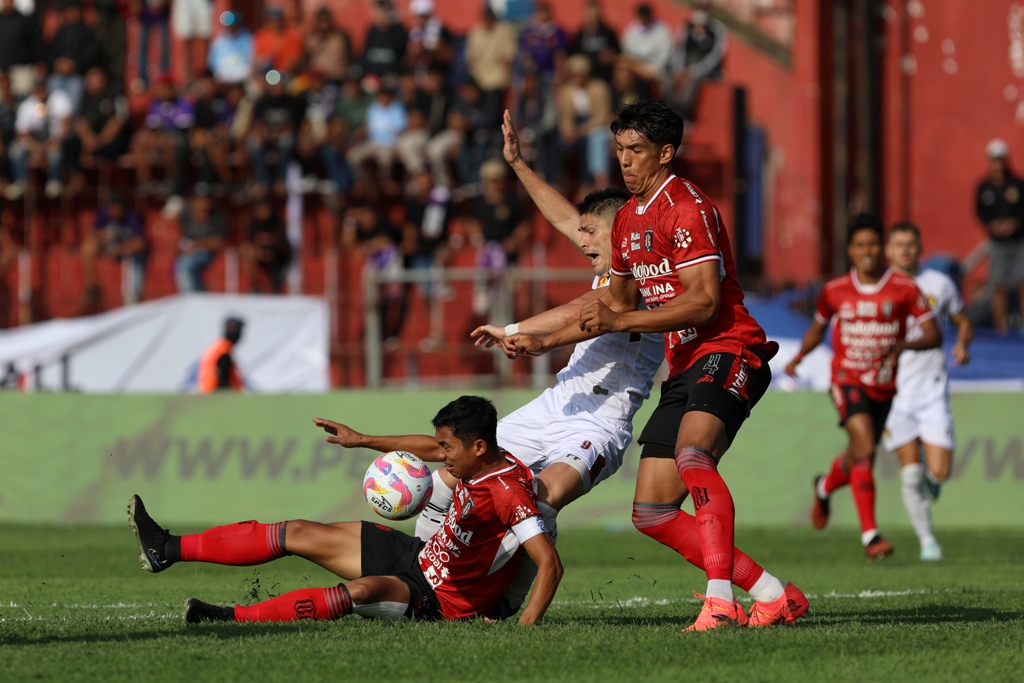 LAGA PERDANA: Bali United saat tanding lawan Persik  di Stadion Brawijaya, Kediri, Jawa Timur, Minggu 11 Agustus 2024.