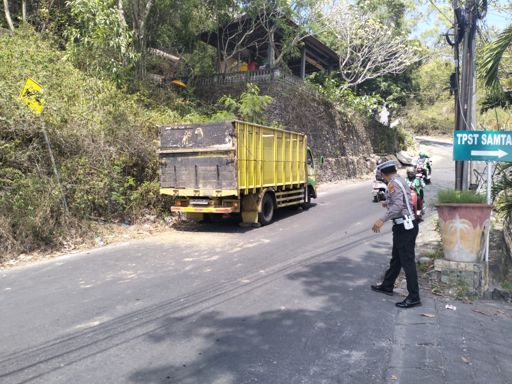 TILANG: Polisi menilang truk yang memaksa melintas tanjakan jalan Goa Gong, Kuta Selatan, Senin 12 Agustus 2024.