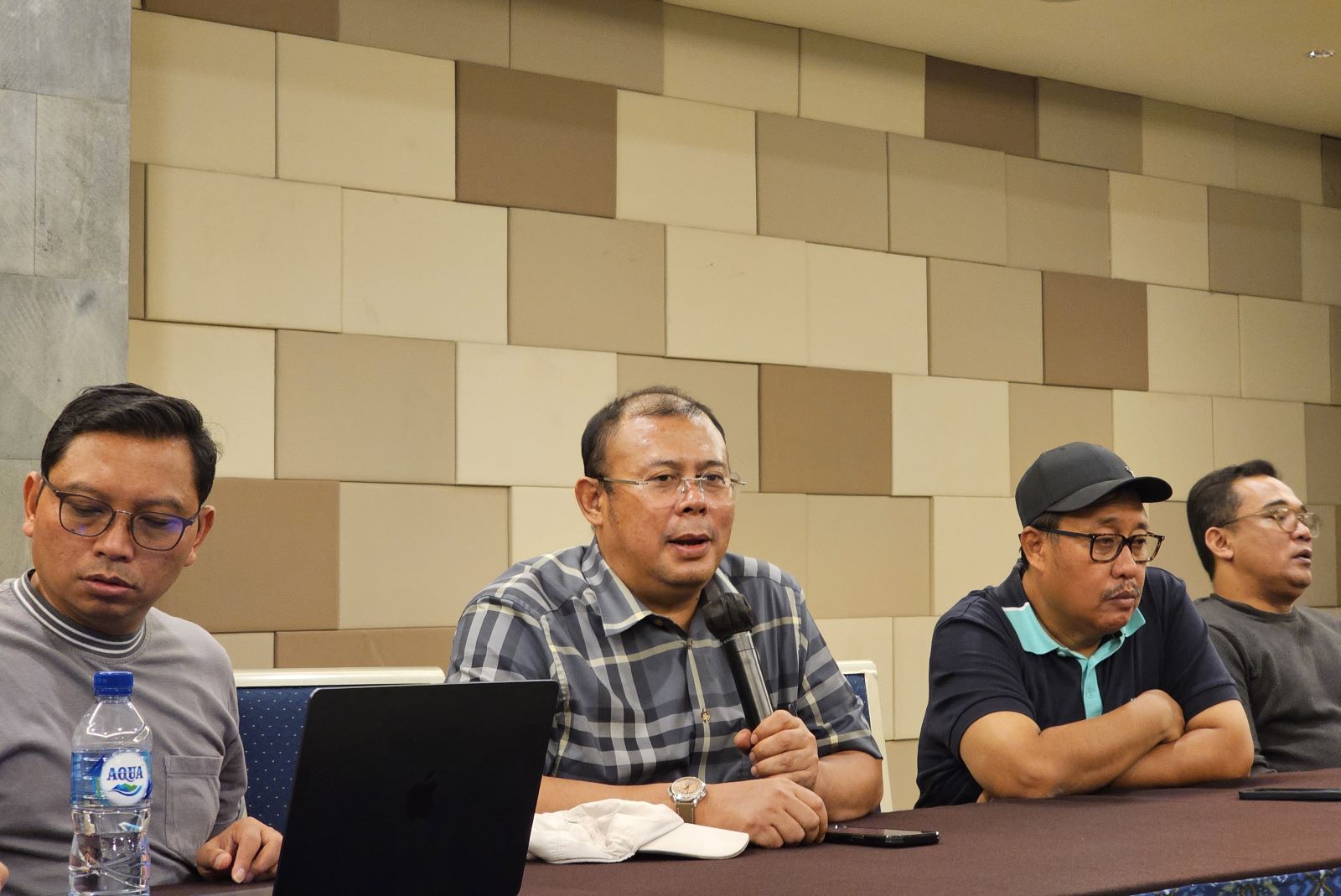 PERCEPAT: Ketua OC Muktamar PKB Cucun Ahmad Syamsurijal (pegang mic) saat ditemui di Nusa Dua (11/8/2024)