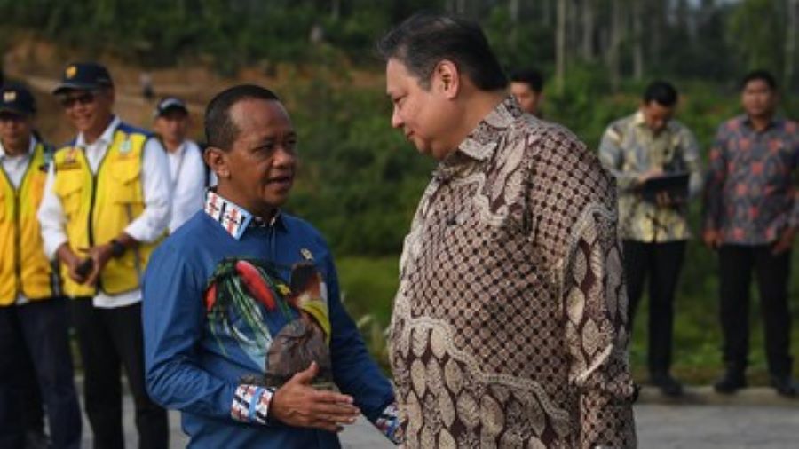 SERAHKAN NAKHODA: Ketua Umum Partai Golkar Airlangga Hartarto berbincang serius bareng Bahlil Lahidae dalam sebuah acara, sebekum mundur