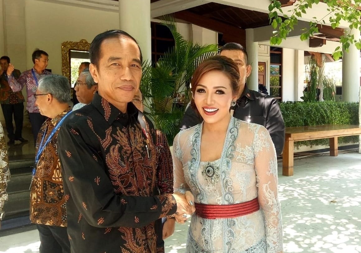 MOMEN PENTING: Ecy dengan nama lengkap Putu Dessy Fridayanthi saat bersama Presiden RI Joko Widodo saat jadi MC di sebuah acara Kepresidenan.