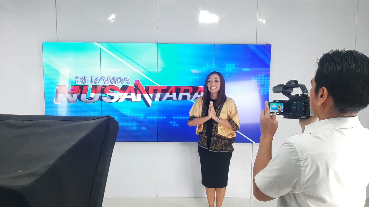 JADI NYATA: Putu Dessy Fridayanthi alias Ecy saat melakukan aktivitas sebagai presenter Jawa Pos TV Bali. Ia didapuk jadi MC HUT RI ke-79 di IKN 17 Agustus 2024.