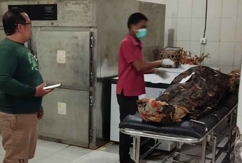 MUSIBAH DI LAUT : Jasad WNA AS saat berada di RSUD Karangasem usai ditemukan meninggal dunia akibat melakukan aktivitas snorkling di perairan laut Baturinggit, Kecamatan Kubu. (Istimewa)