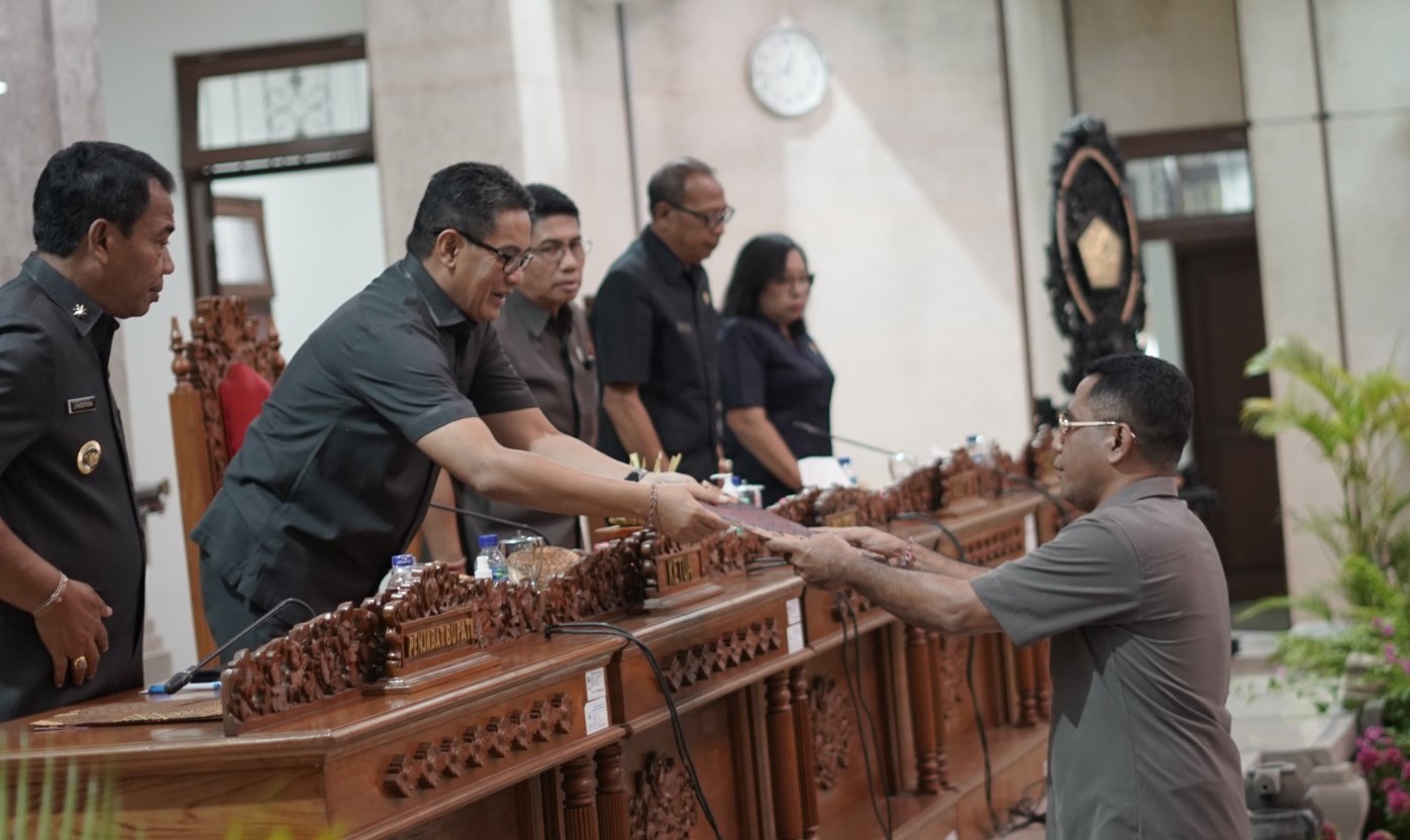 LEMBUR DI UJUNG JABATAN: Jajaran DPRD Buleleng menggelar rapat paripurna di hari libur. Kejar target sebelum masa jabatan berakhir.(Humas DPRD Buleleng)